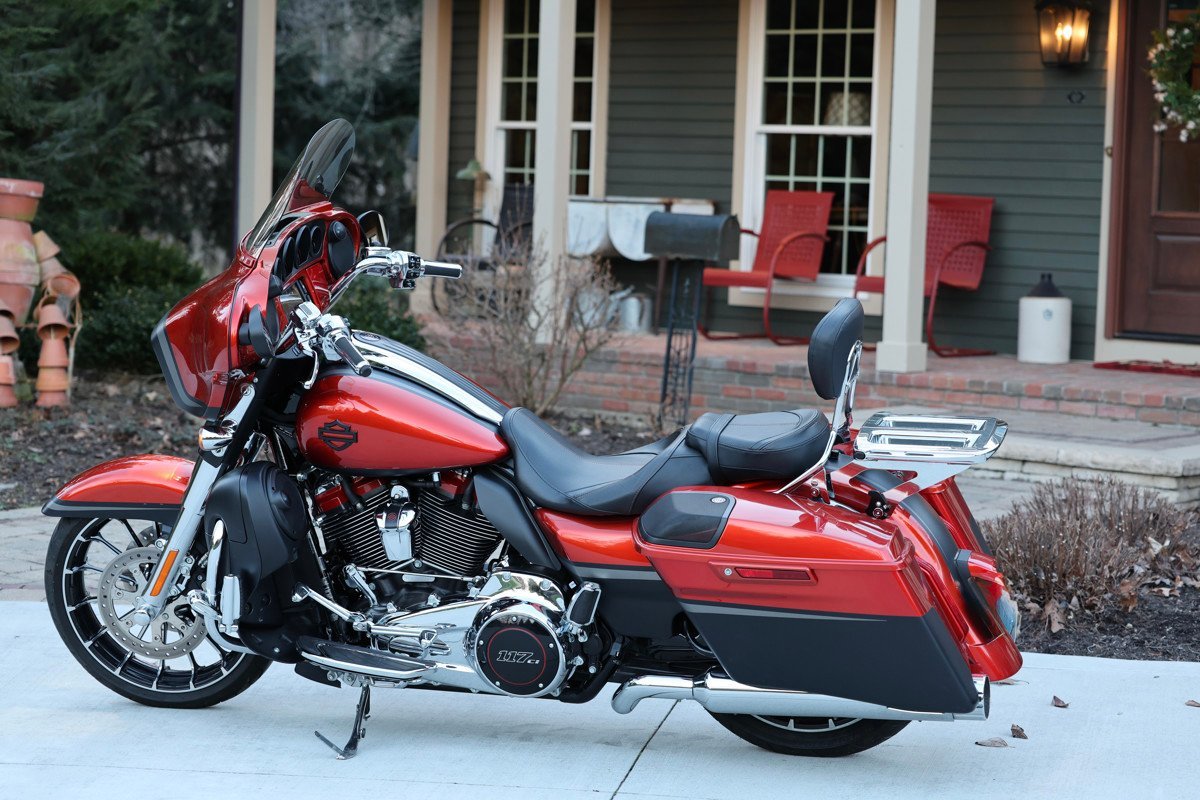 2018 CVO® Street Glide® - Image 2