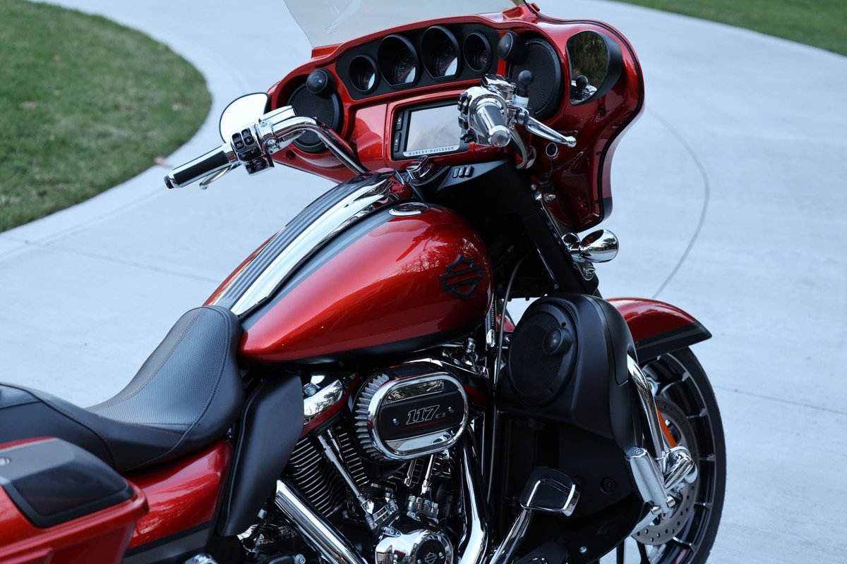 2018 CVO® Street Glide® - Image 7