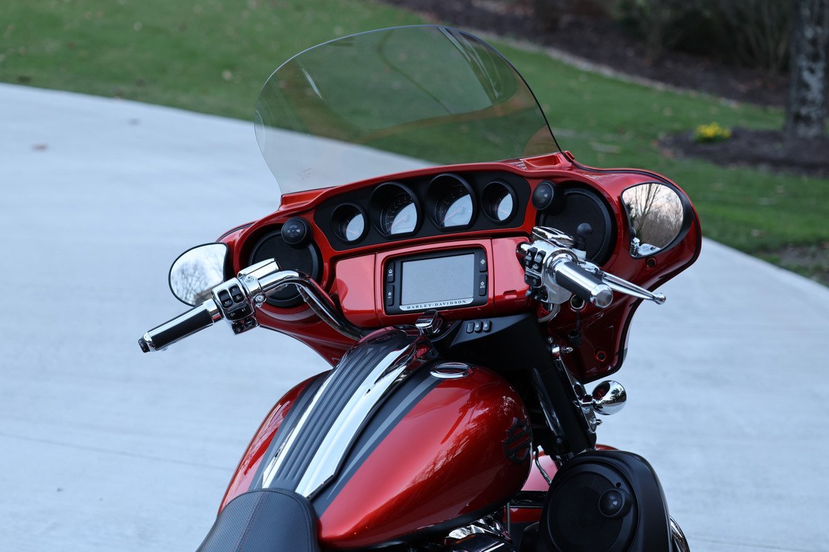 2018 CVO® Street Glide® - Image 8