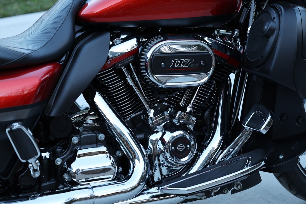 2018 CVO® Street Glide® - Image 9