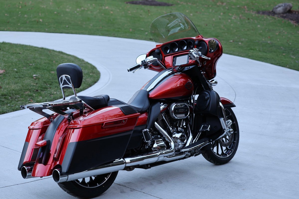 2018 CVO® Street Glide® - Image 10