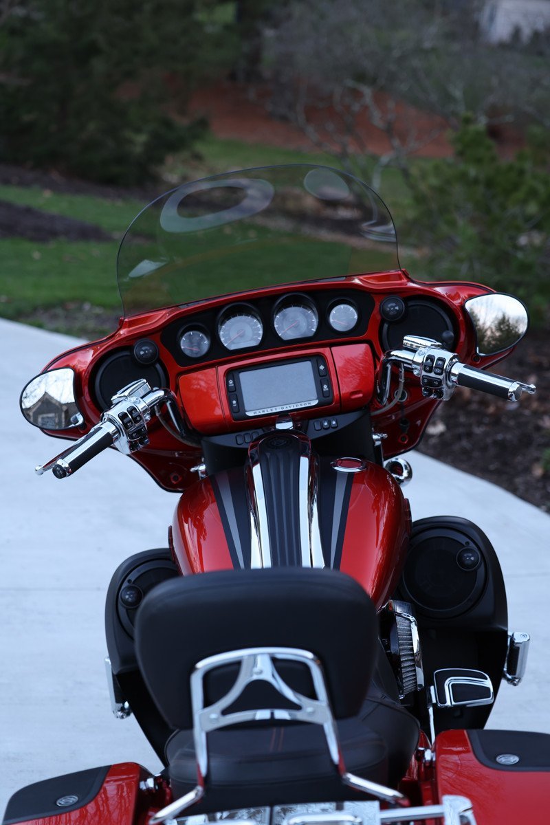 2018 CVO® Street Glide® - Image 12