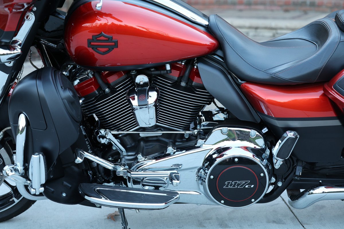 2018 CVO® Street Glide® - Image 15