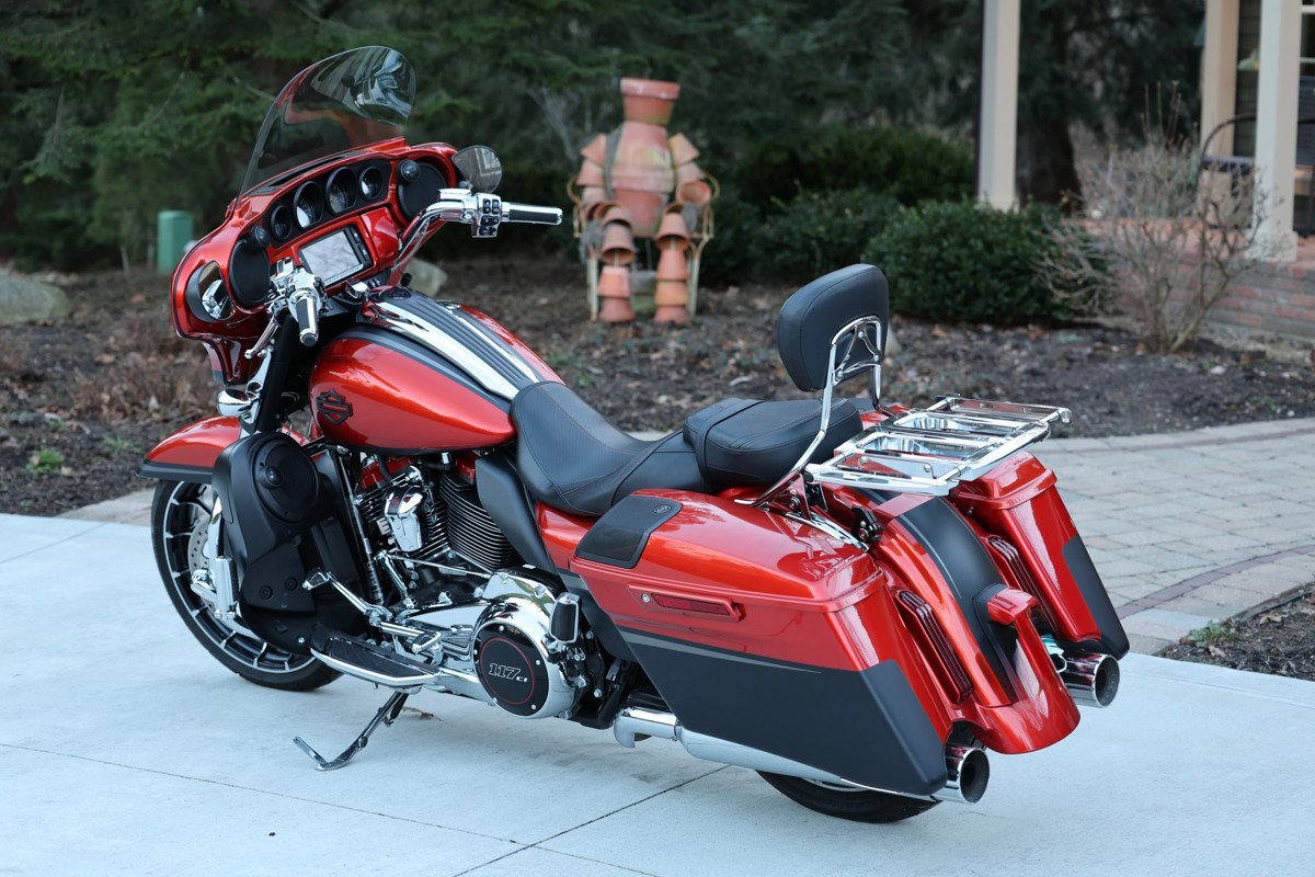 2018 CVO® Street Glide® - Image 16