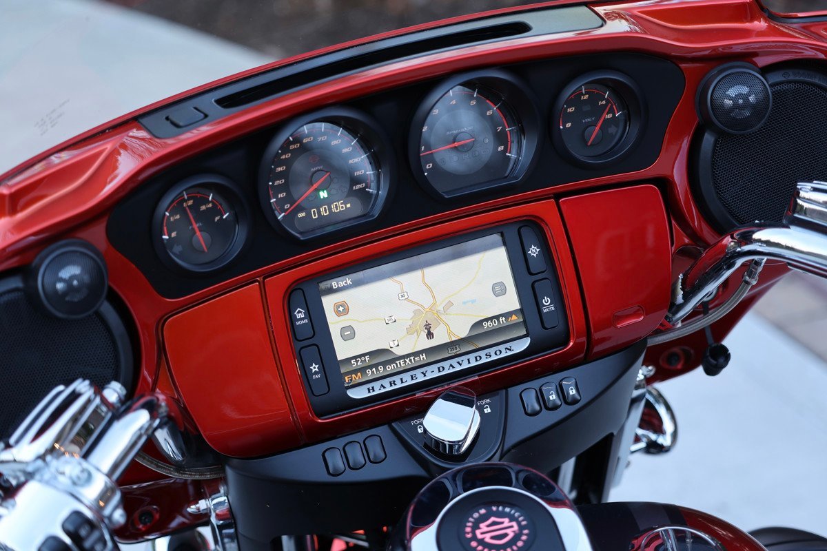2018 CVO® Street Glide® - Image 17